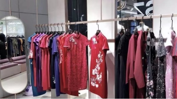 服装店植绒衣架,防滑衣架服装店用,两者是同一种衣架吗?【华恩】