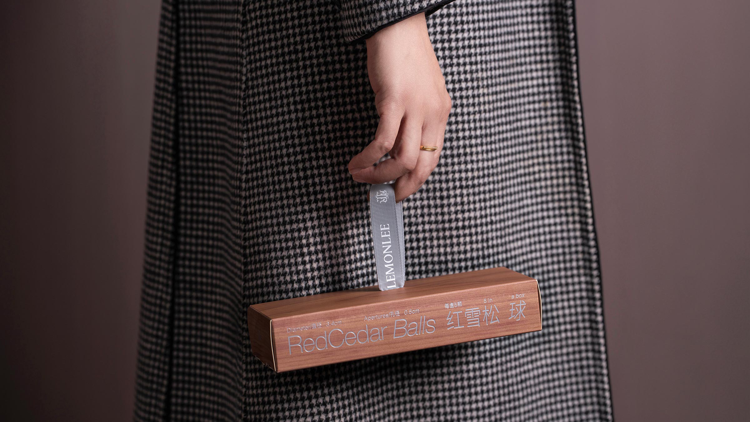 设计师如虎携LEMONLEE红雪松礼盒荣获第六届未来·已来香港新锐当代设计奖铜奖